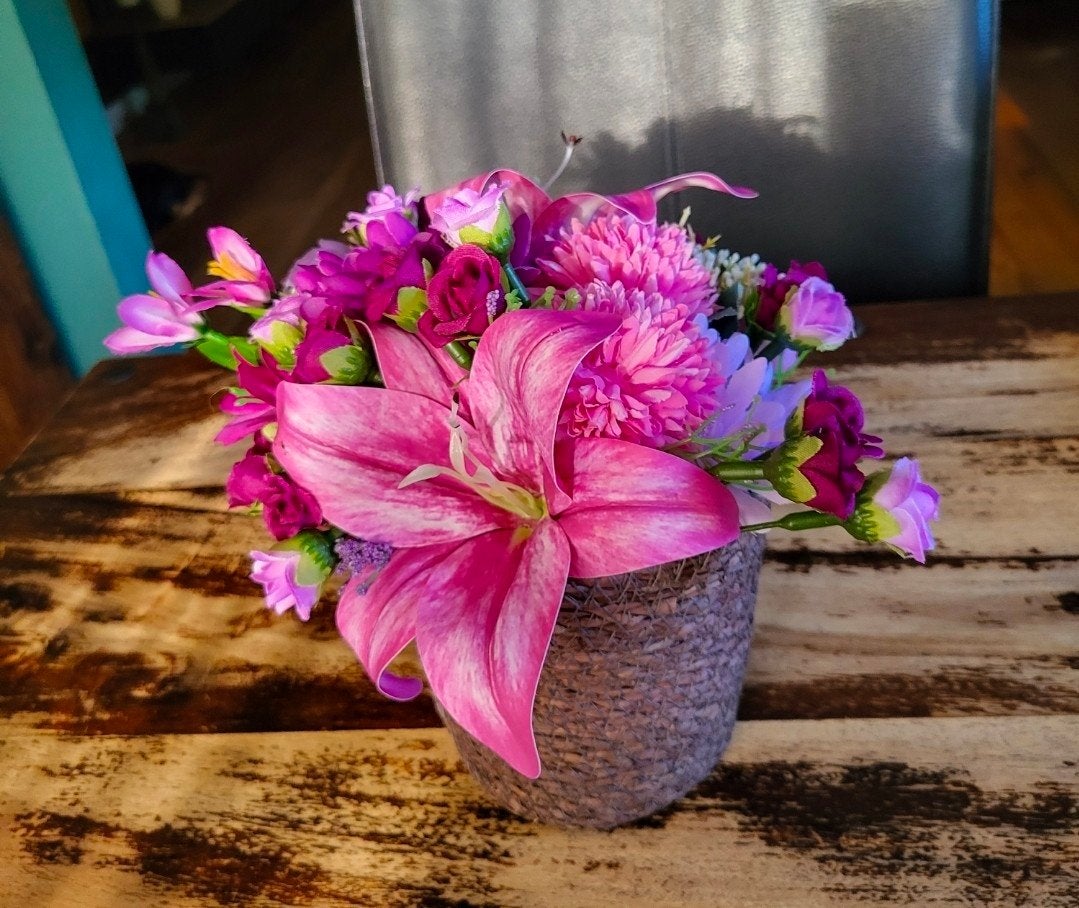 Mandje met kunstbloemen, Ophalen of Verzenden