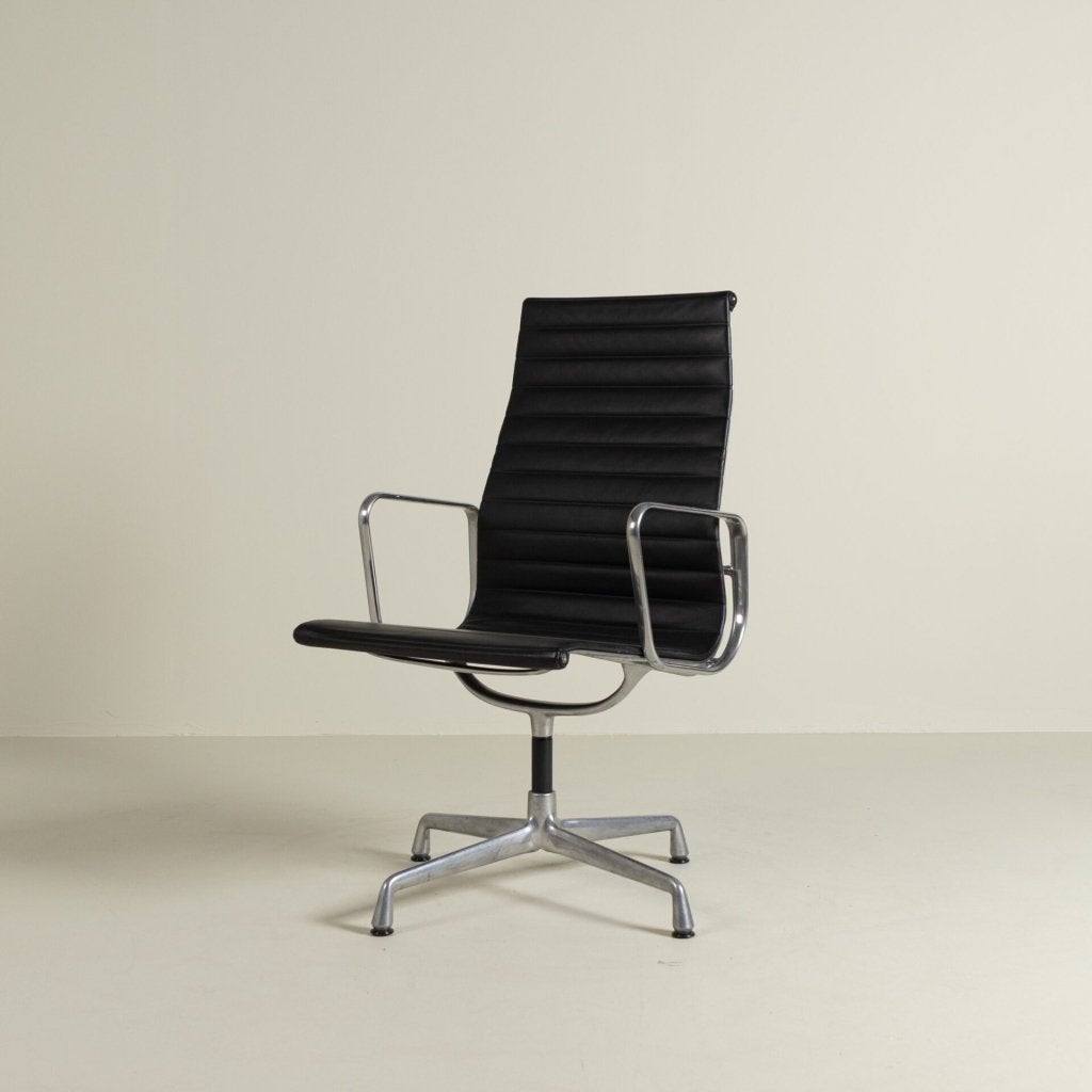 Vitra Eames EA 112 Stoel Zwart Leer - Aluminium, Vitra, Zo goed als nieuw, Niet ingevuld, Niet ingevuld