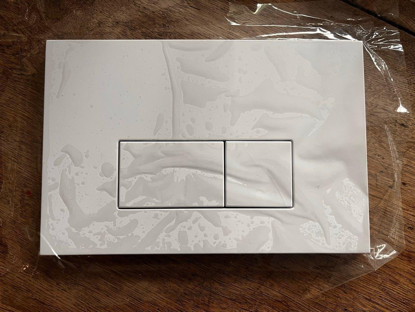 Nieuwe witte toilet bedieningsplaat QeramiQ, Ophalen of Verzenden, Nieuw, Toilet