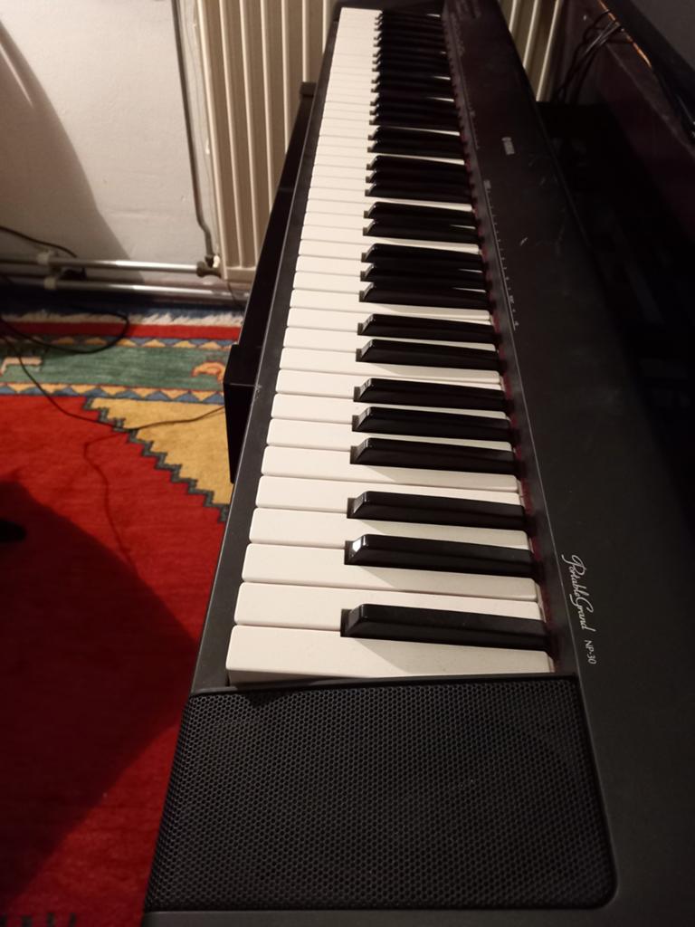 Yamaha Portable Grand NP-30 Digitaal Piano met standaard, Gebruikt, Zwart, Digitaal, Ophalen of Verzenden