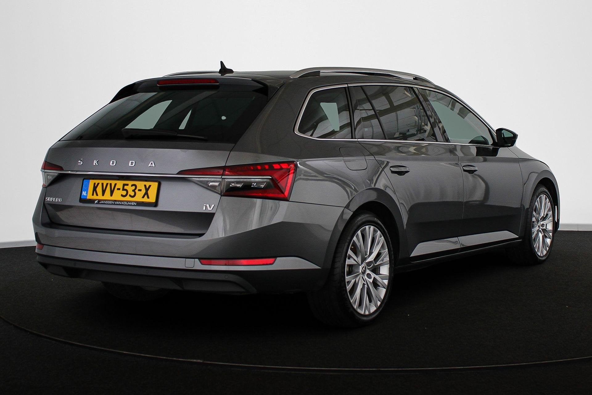 Skoda Superb Combi 1.4 TSI iV Style Panoramadak Matrix LED M, Auto's, Stof, Gebruikt, 1668 kg, 1600 kg