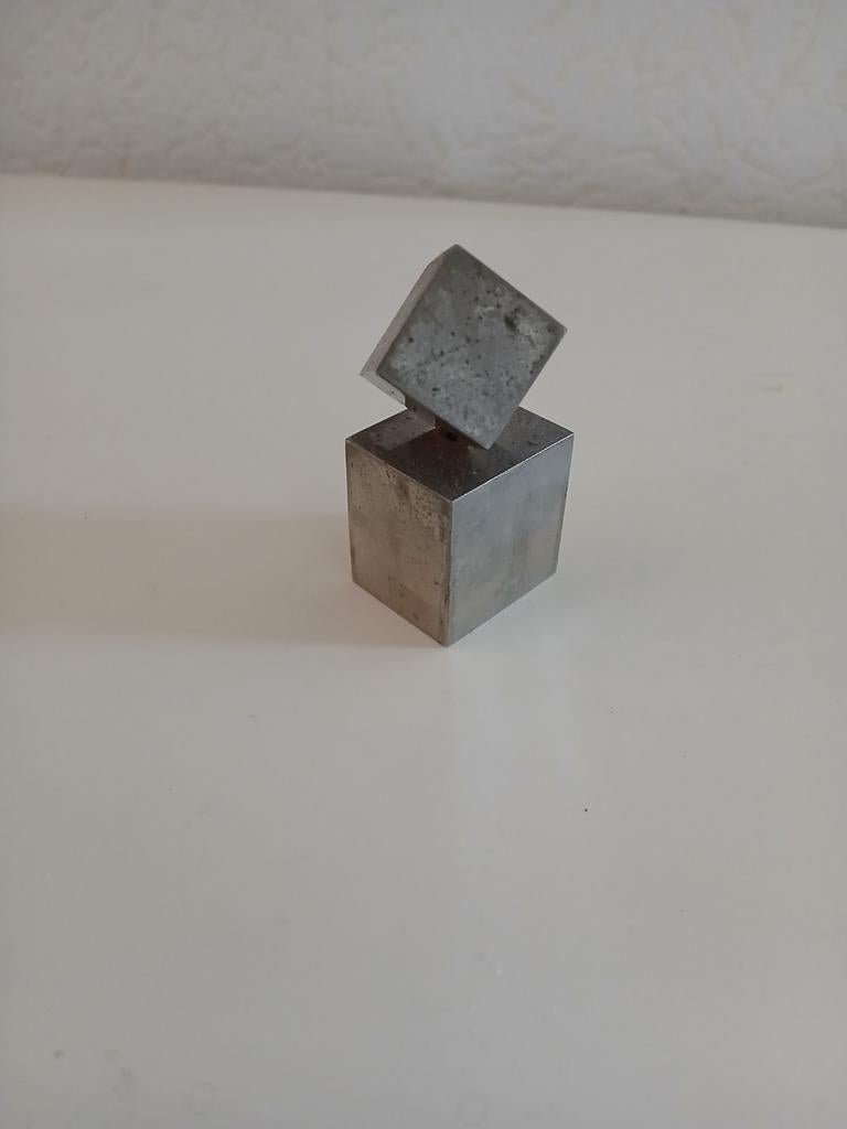 Metalen beeldje kubus, Zilver, Minder dan 20 cm, Ophalen of Verzenden, Op sokkel