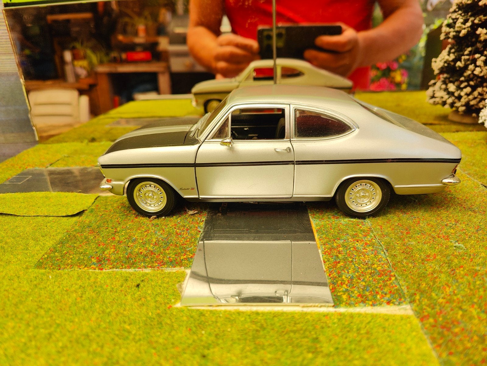 Opel Kadett Rally Coupe Revell Vitrine Model 1:18, Hobby en Vrije tijd, Modelauto's | 1:18, Ophalen of Verzenden, Gebruikt, Auto