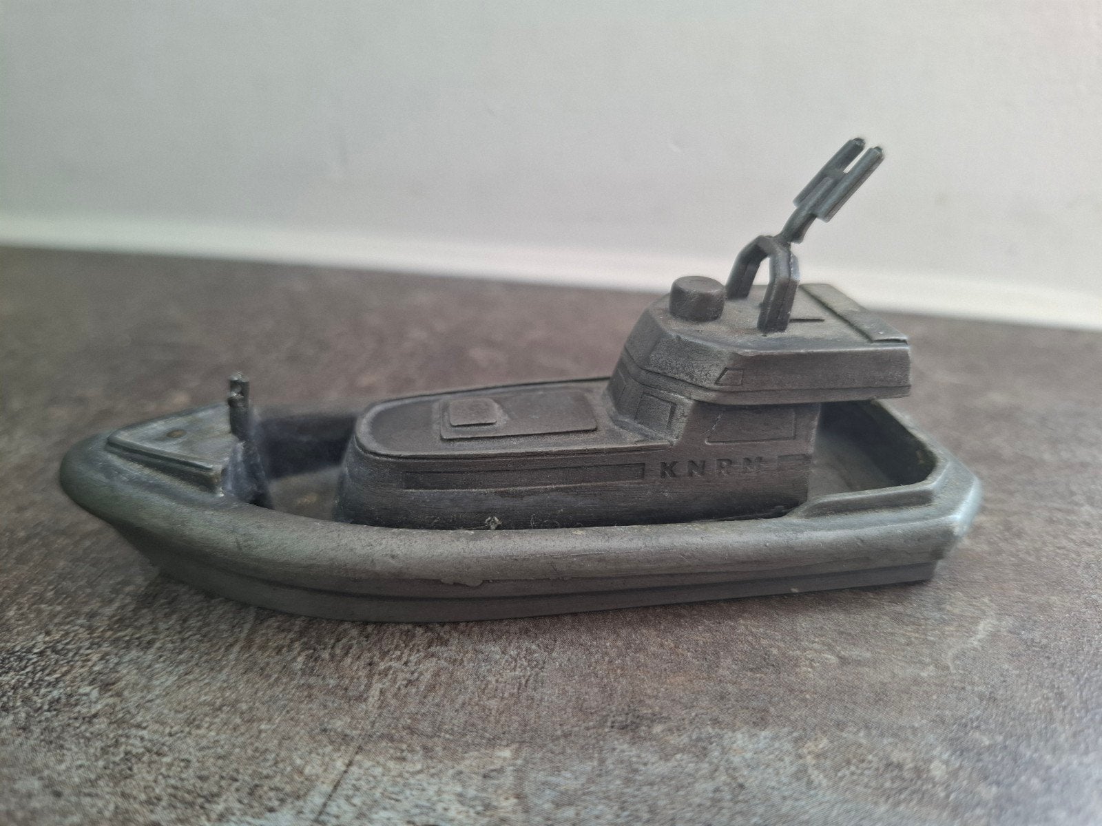 miniatuur reddingsboot KNRM - W. van Veluw BV, Ophalen of Verzenden, Gebruikt