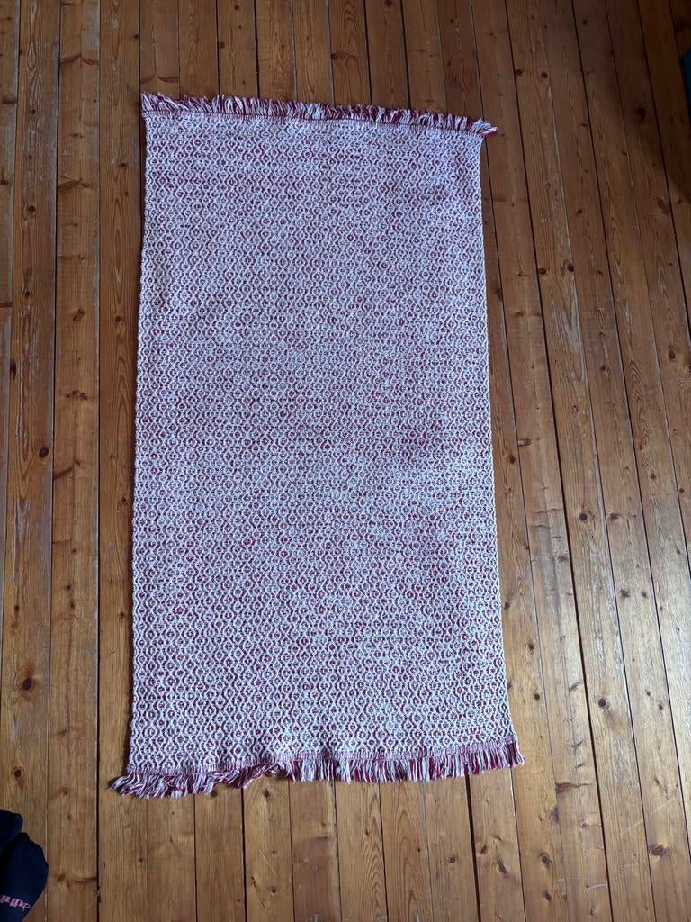 IKEA Vloerkleedje 79x144 cm rood met wit, Huis en Inrichting, Stoffering | Tapijten en Kleden, Gebruikt, 100 tot 150 cm, Rood