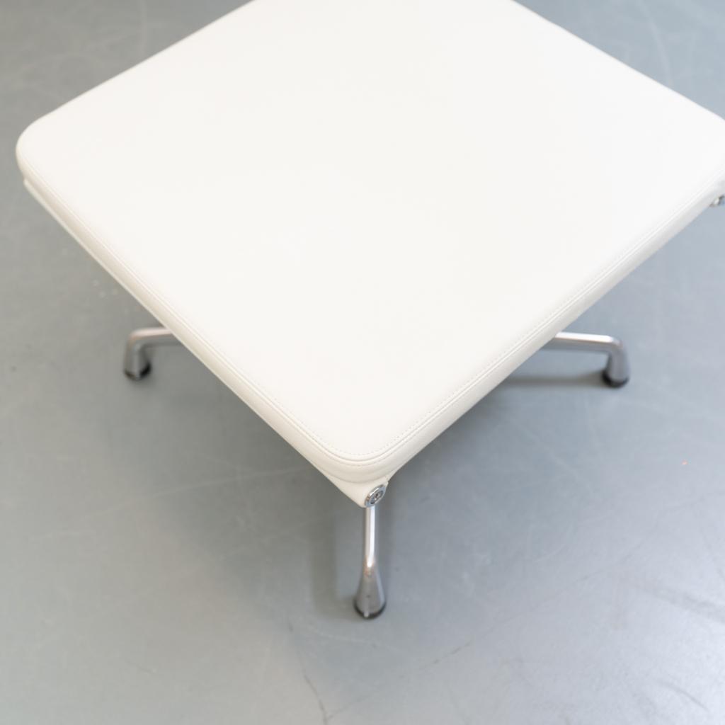 1x Vitra Eames EA 223 Soft Pad Hocker Wit Leer - Gepolijst, Niet ingevuld, Ophalen of Verzenden, Zo goed als nieuw, Leer