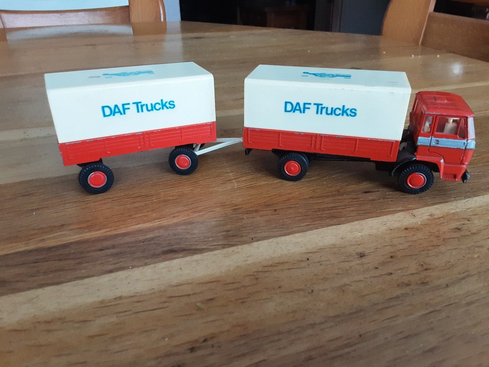 DAF 1600 Bakwagen met Aanhanger - 50 jaar DAF Trucks, Ophalen of Verzenden, Gebruikt, Bus of Vrachtwagen, Lion Toys
