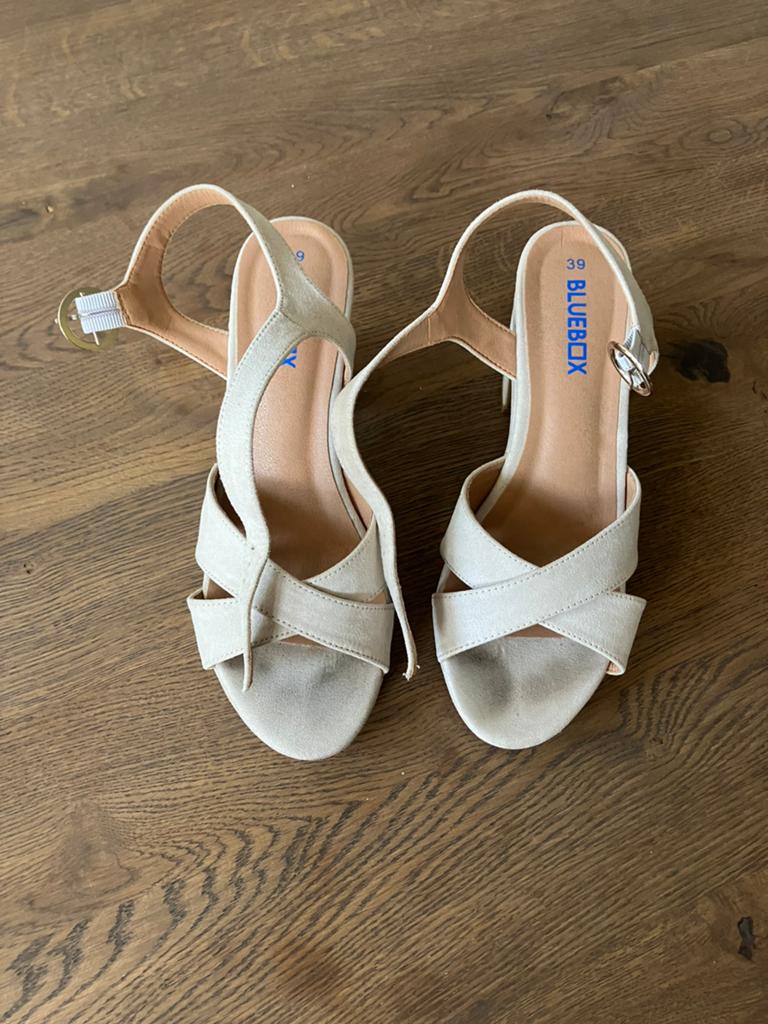 Schoenen zomer maat 39 beige, Ophalen of Verzenden, Zo goed als nieuw, Beige, Sneakers of Gympen
