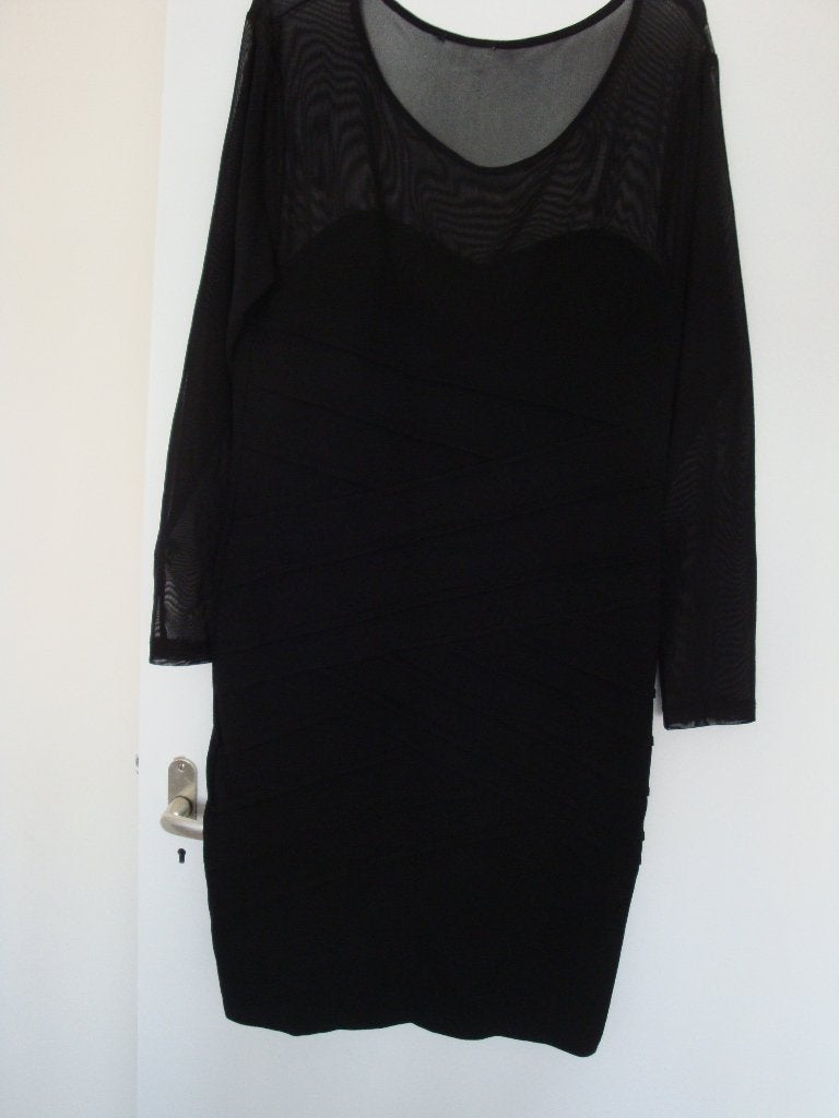 Zwarte chique SOPHIA PERLA jurk met voile details. Maat L., SOPHIA PERLA, Zwart, Maat 42/44 (L), Ophalen of Verzenden