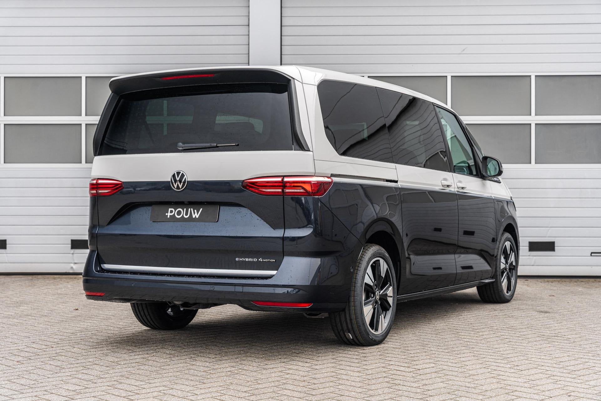 Volkswagen Multivan 1.5 eHybrid 245pk L2 Bulli Edition | Pan, Auto's, Automaat, 12 maanden, Stof, 1498 cc
