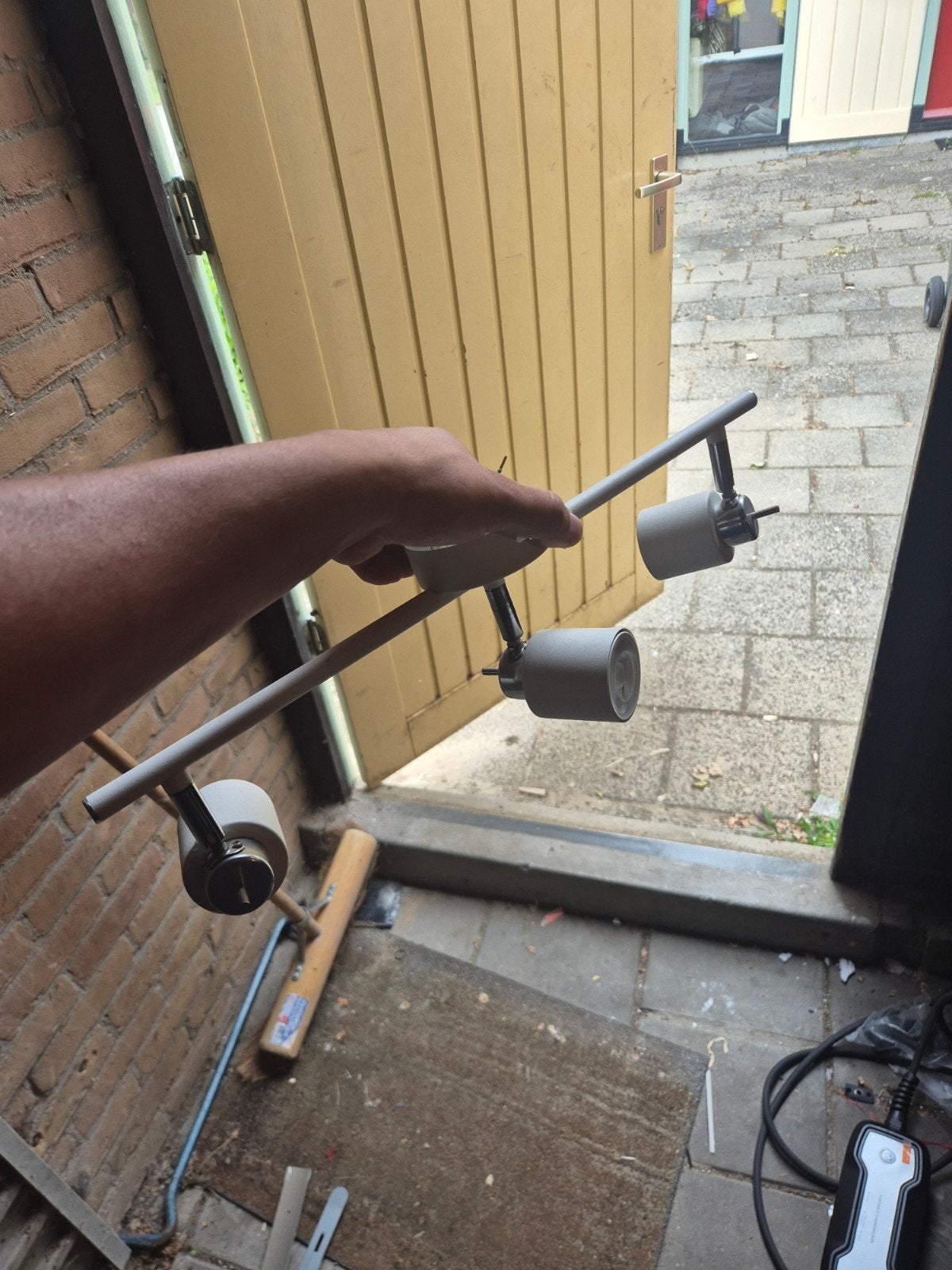 Witte spotbalk met 3 verstelbare spots, Gebruikt, Ophalen of Verzenden, Geschikt voor wandmontage, Metaal