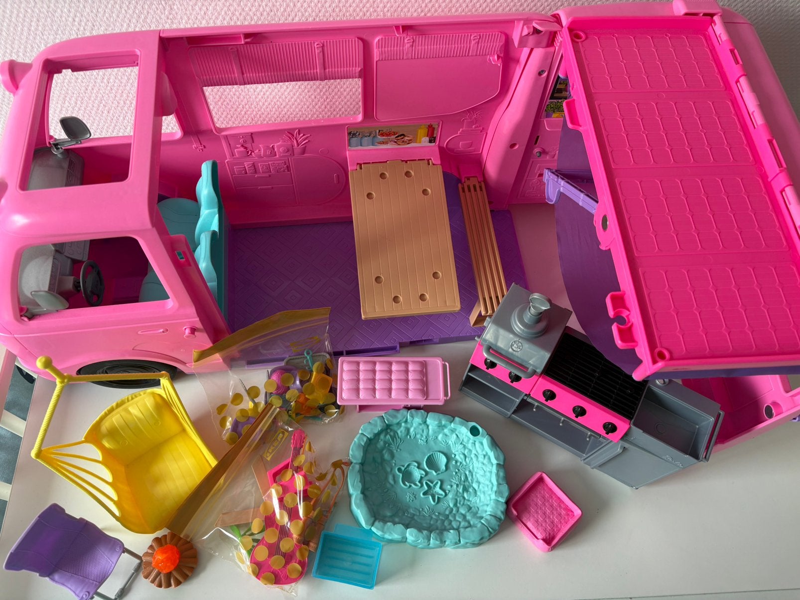 Barbie camper met accecoires, Ophalen, Gebruikt, Toebehoren