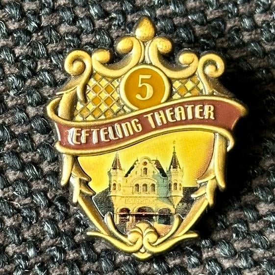 Efteling jubileum pin Theater, Ophalen of Verzenden, Zo goed als nieuw, Button of Speldje