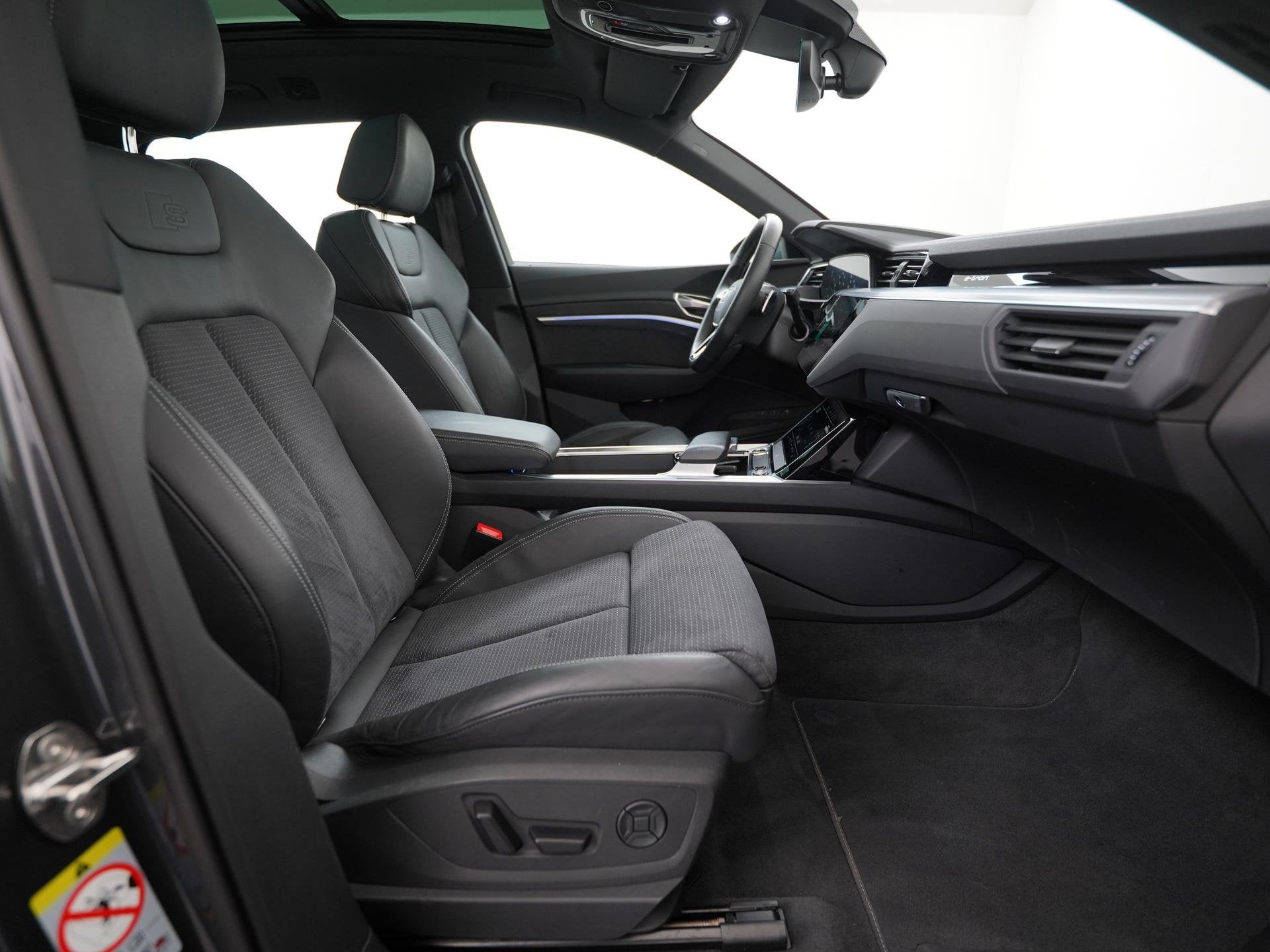 Audi e-tron 55 quattro S edition 95 kWh | Panoramadak | Trek, Auto's, Automaat, 12 maanden, 95 kWh, Leder en Stof