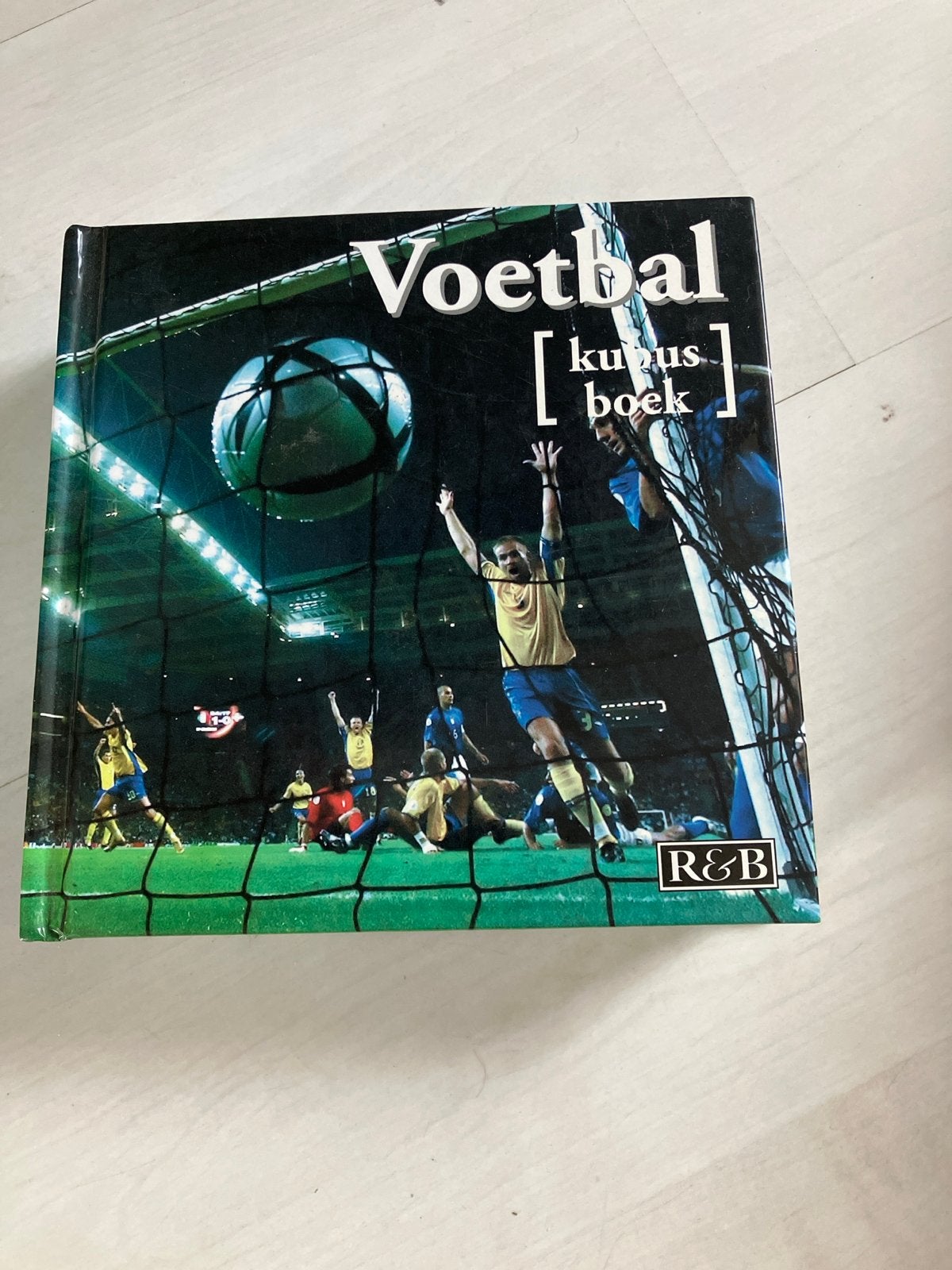 Voetbal Kubus Boek - Geschiedenis en Sterren, Ophalen of Verzenden, Gelezen, Balsport