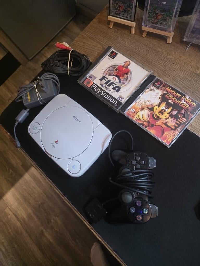 Playstation 1 (slim) + twee spellen en 1 controller, Spelcomputers en Games, Games | Sony PlayStation 1, Gebruikt, 1 speler, Eén computer