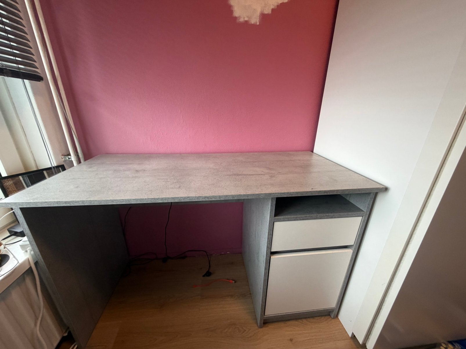Bureau JYSK BILLUND 120x54 cm – wit/betonkleur – nette staat, Ophalen, 120 cm, Spaanplaat of MDF, Jysk