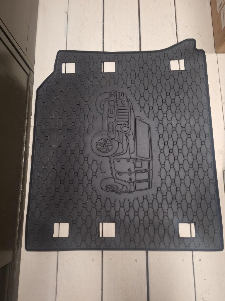 jeep kofferbakmat rubber, Auto diversen, Automatten, Ophalen of Verzenden, Zo goed als nieuw