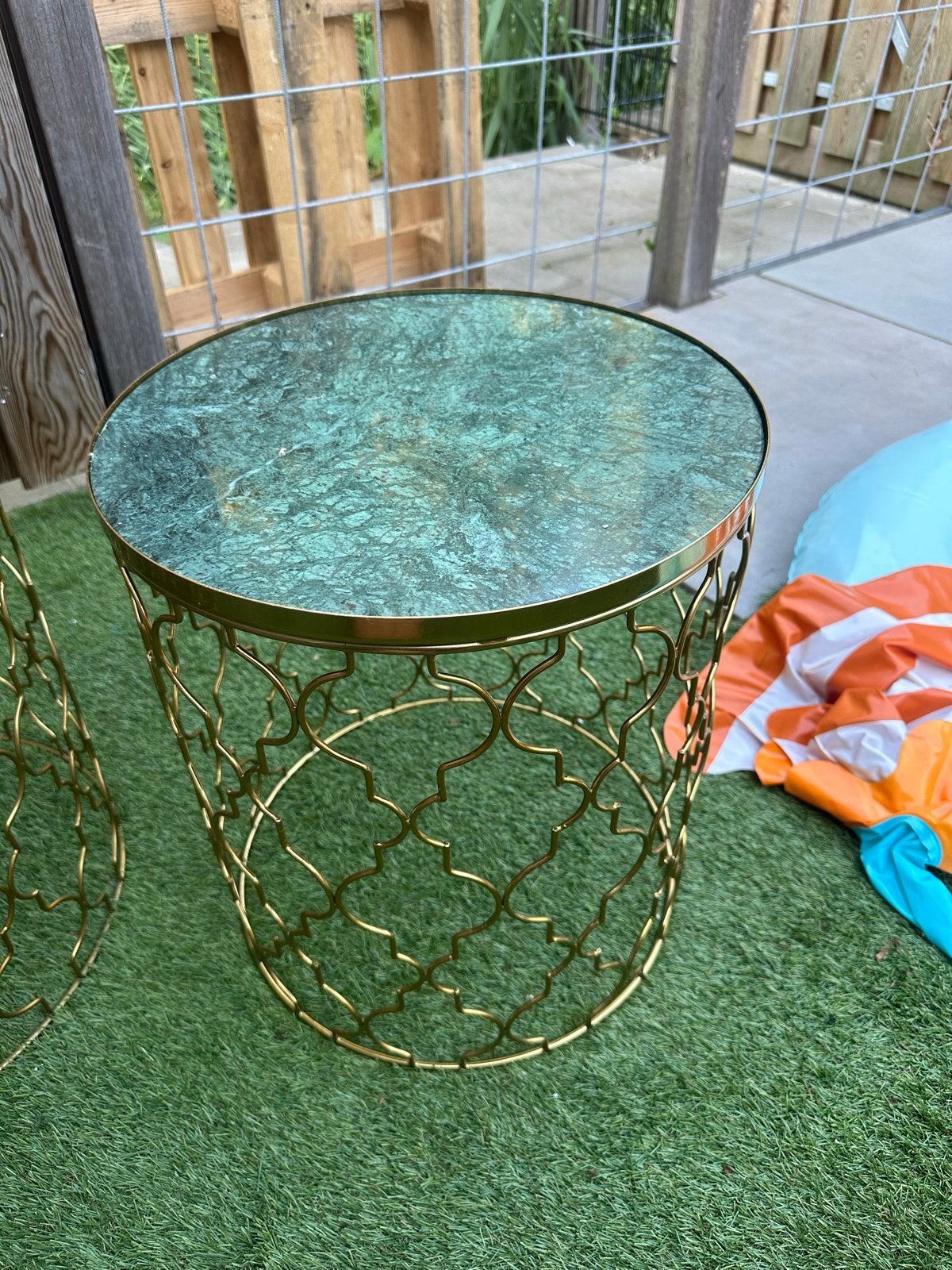 Set van 2 gouden bijzettafels met groen marmeren blad, Huis en Inrichting, Ophalen, Minder dan 45 cm, Minder dan 55 cm, Metaal of Aluminium