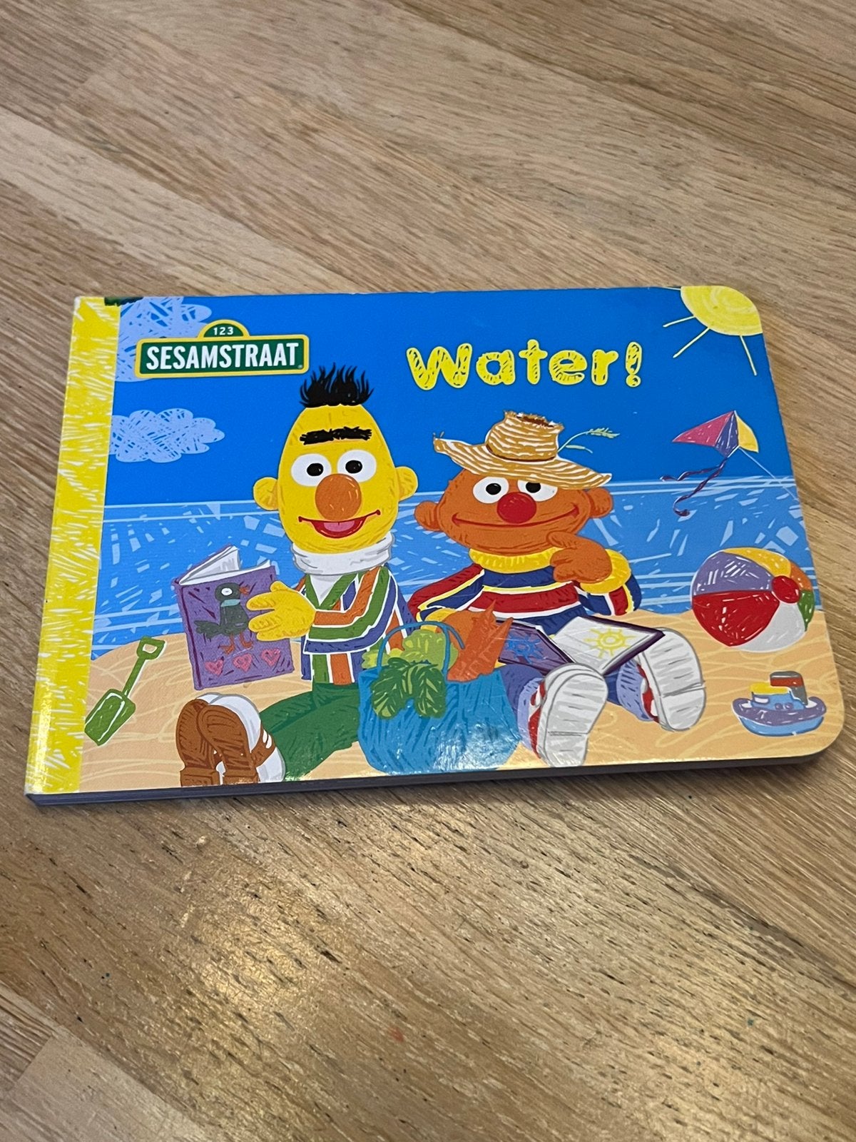 Sesamstraat: In bad en Strand - kinderboekje, Ophalen of Verzenden, Zo goed als nieuw
