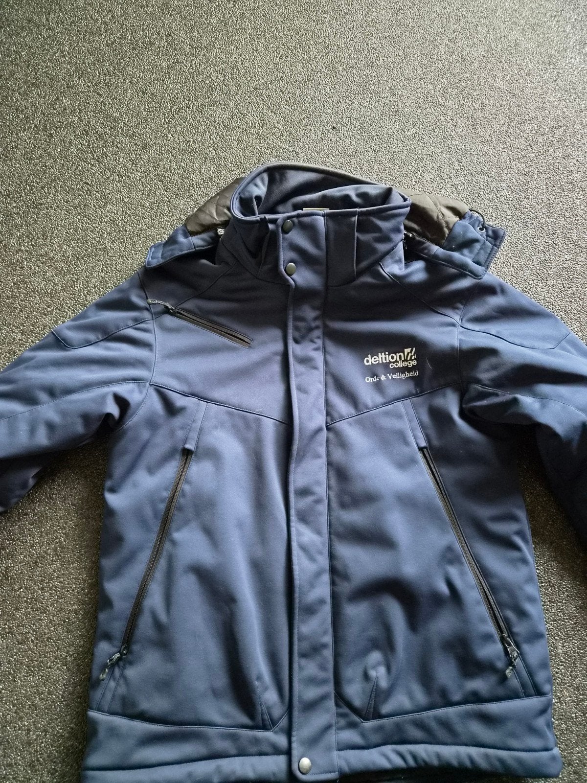 Deltion College Orde & Veiligheid jas - Zo goed als nieuw, Kleding | Heren, Jassen | Winter, Ophalen, Zo goed als nieuw, Deltion College
