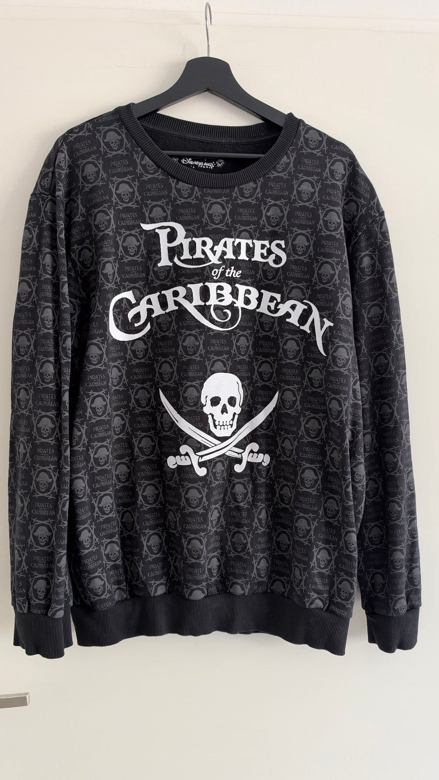 Disneyland Paris Pirates of the Caribbean AllOver Print Trui, Verzenden, Zo goed als nieuw, Overige maten, Zwart