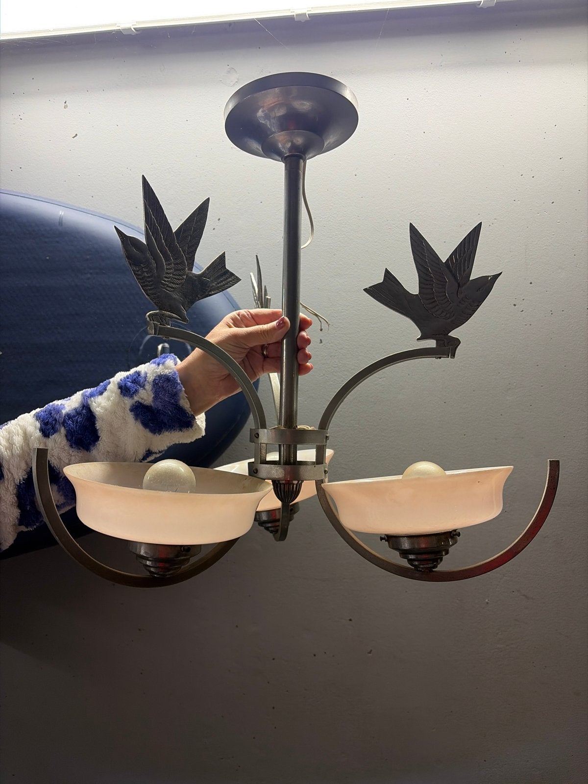 Vintage plafondlamp met vogels en glazen kappen, Ophalen of Verzenden, Gebruikt, Metaal, E14 (klein)