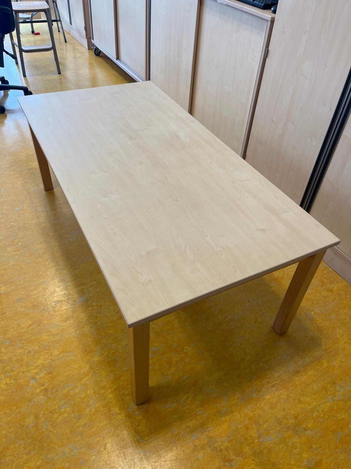 Stevige kleuterschooltafel - 2 stuks beschikbaar, Ophalen, Gebruikt, 100 tot 150 cm, 50 tot 100 cm