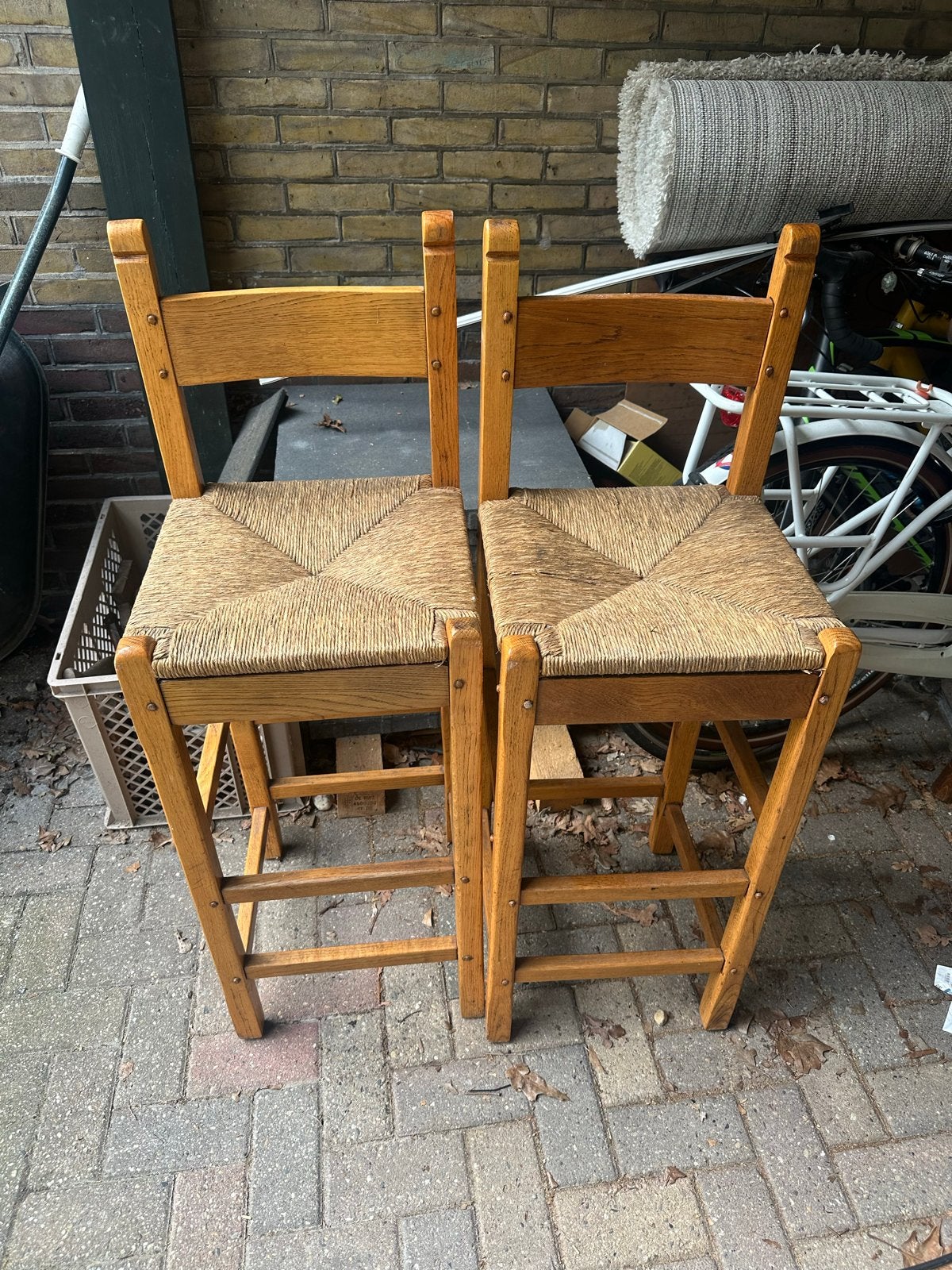 Set van 2 stevige hardhouten barkrukken met rotan zitting, Huis en Inrichting, Gebruikt, Met voetsteun, 60 tot 90 cm, Ophalen of Verzenden