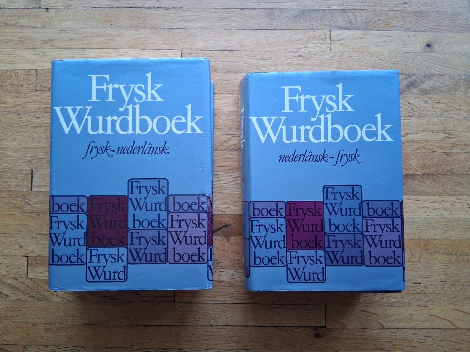2 delige set woordenboeken
Frysk wurdbook fries nl/nl fries, Boeken, Woordenboeken, Zo goed als nieuw, Nederlands, Van Dale, Ophalen of Verzenden