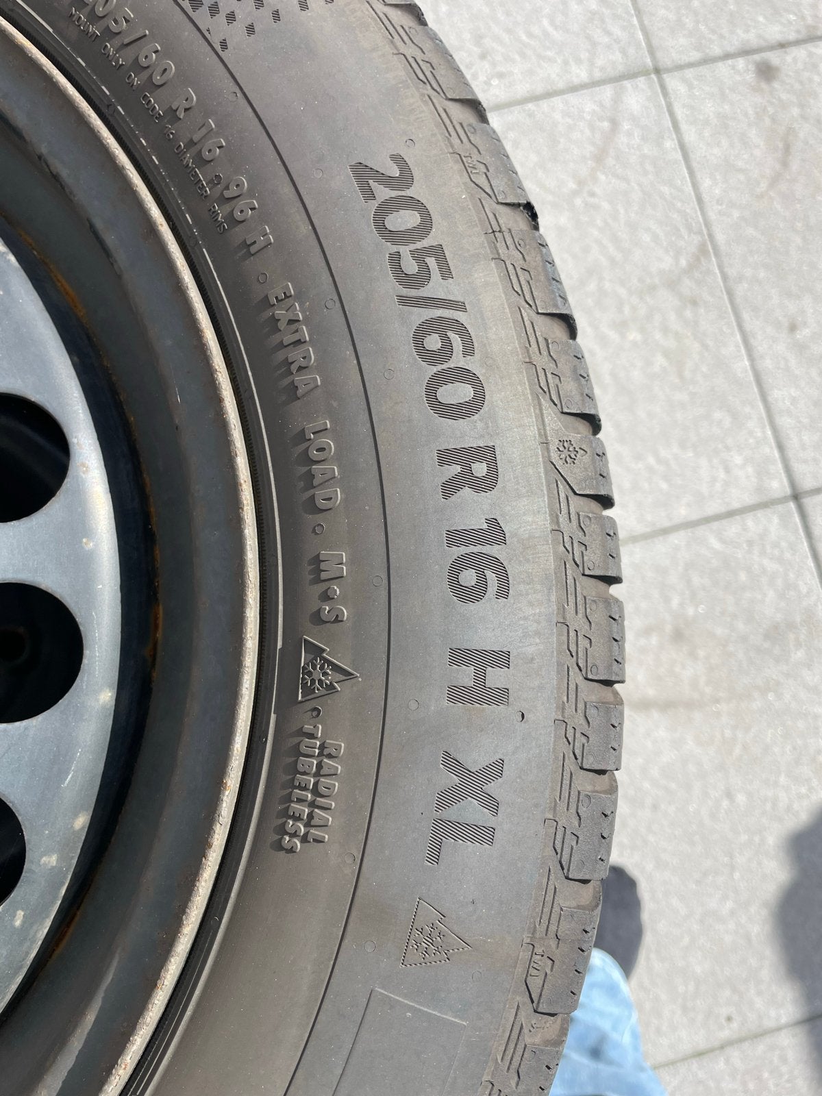 Continental winterbanden op stalen velg 205/60 R16, Ophalen, Gebruikt, 16 inch, Banden en Velgen