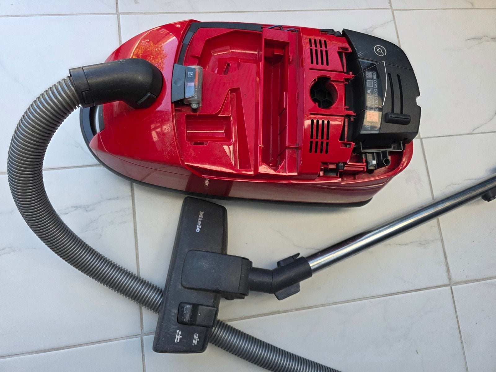 Miele stofzuiger - Krachtige reiniging voor elk huis, Gebruikt, Miele, Sledestofzuiger, Regelbare zuigkracht