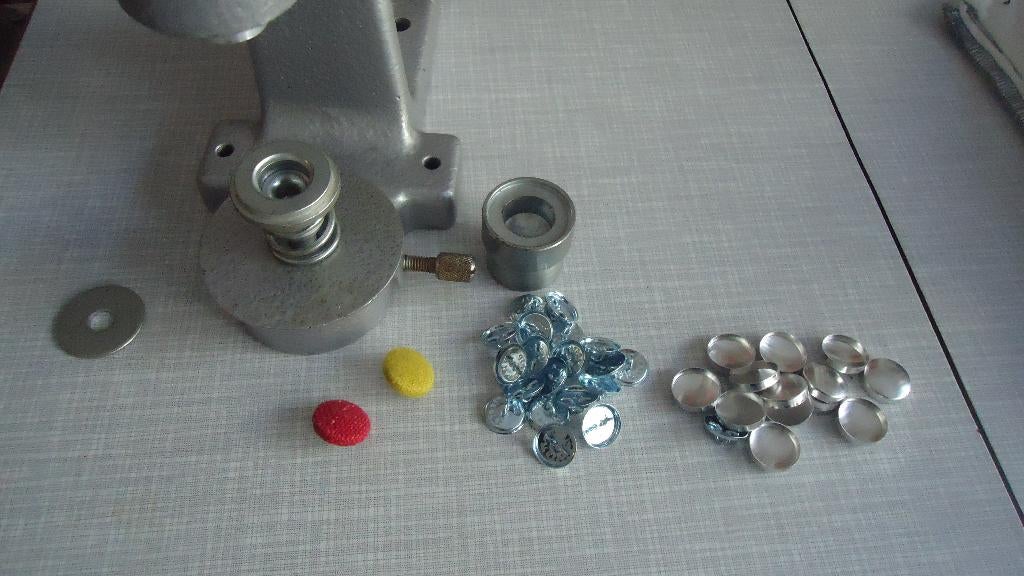 Astor knopenpers met matrijs 28, Hobby en Vrije tijd, Overige merken, Gebruikt, Ophalen of Verzenden, Naaimachine