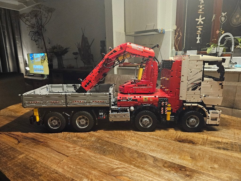 bouwmodel vrachtwagen met kraan, Overige merken, Groter dan 1:32, Ophalen of Verzenden, Zo goed als nieuw