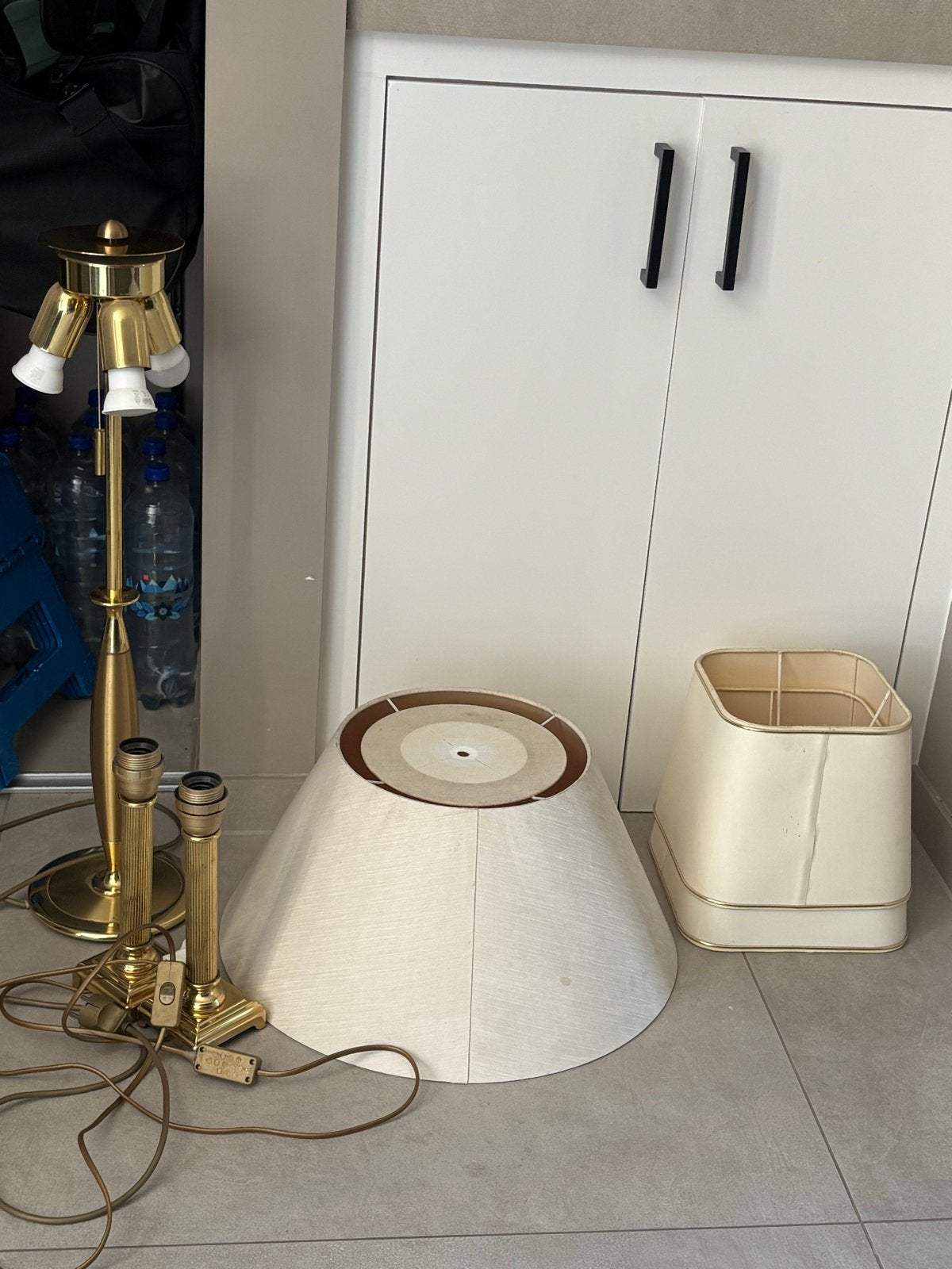 Set van 3 gouden staande lampen met kappen, Huis en Inrichting, Lampen | Vloerlampen, Ophalen, Gebruikt, 100 tot 150 cm, E27 (groot)