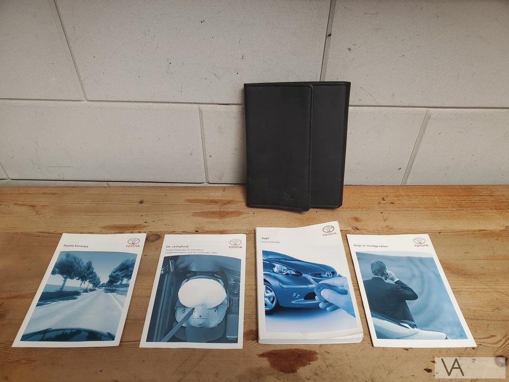 Toyota Aygo 2005 tot 2013 instructieboekje met lederen mapje, Auto diversen, Handleidingen en Instructieboekjes, Ophalen of Verzenden