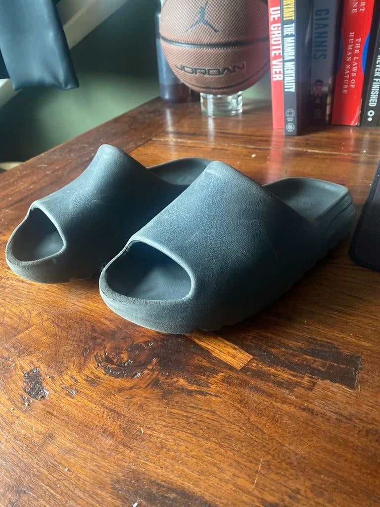 Yeezy Slides - Comfortabel en Stijlvol, Ophalen of Verzenden, Zo goed als nieuw, Zwart, Slippers