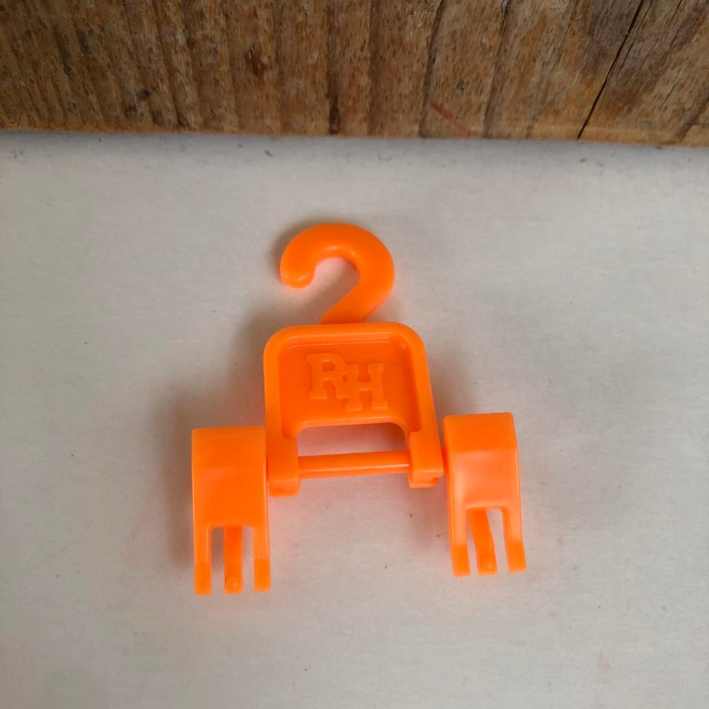Barbie hanger oranje, Kinderen en Baby's, Speelgoed | Poppen, Ophalen of Verzenden, Zo goed als nieuw, Barbie