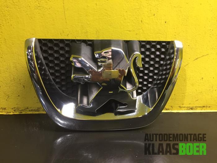 Embleem van een Peugeot 5008, Ophalen of Verzenden, 12 maanden garantie, Gebruikt, Peugeot