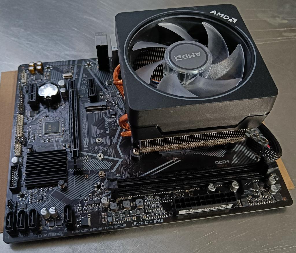 Ryzen 3900x with Gigabyte A520 AM4 motherboard, Computers en Software, Processors, Gebruikt, 12-core, 3 tot 4 Ghz, Ophalen of Verzenden