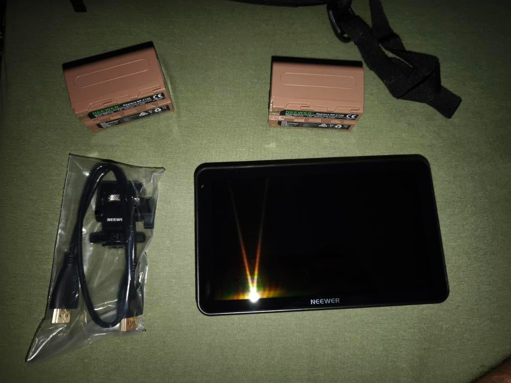 NEEWER F700 + 2 NP-F750 Batteries, Ophalen of Verzenden, Gebruikt, Video
