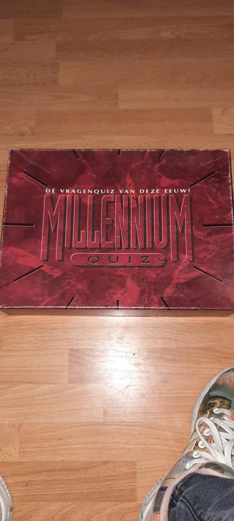 Millennium Quiz - De Vragenquiz van Deze Eeuw!, Hobby en Vrije tijd, Gezelschapsspellen | Bordspellen, Vijf spelers of meer, Ophalen of Verzenden