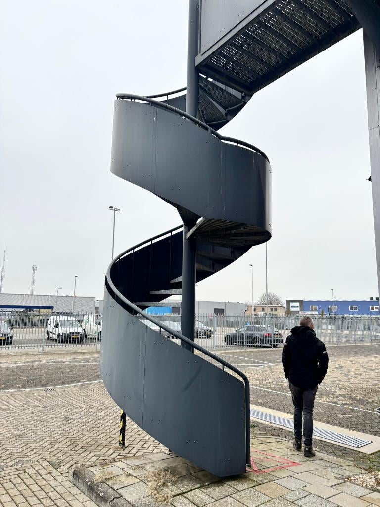 2x stalen spiltrap / wenteltrap met bordes (ijzeren trap), Doe-het-zelf en Verbouw, Ophalen, Gebruikt, Trap, 4 meter of meer