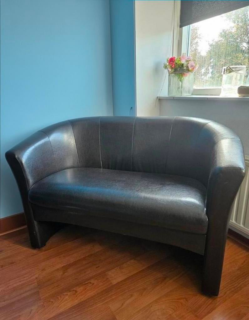 Zwarte kunstleren 2-zits bank - Zo goed als nieuw!, Ophalen, Minder dan 75 cm, Tweepersoons, Zo goed als nieuw
