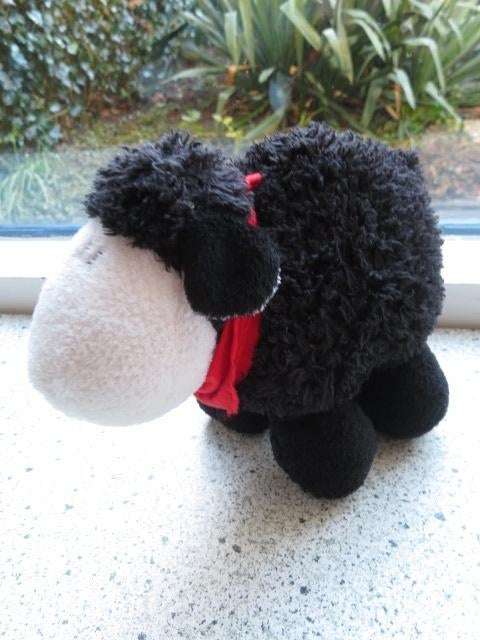 Schaap schaapje merk Sheepworld zwart met witte kop en rode, Ophalen of Verzenden, Zo goed als nieuw, Overige typen