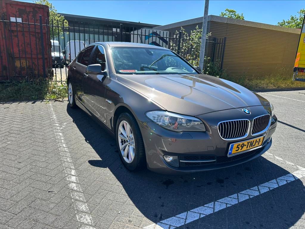 BMW 5-Serie 520i 184pk Aut. 2012 Bruin, Auto's, BMW, Particulier, 5-Serie, Achteruitrijcamera, Adaptieve lichten, Airbags, Airconditioning