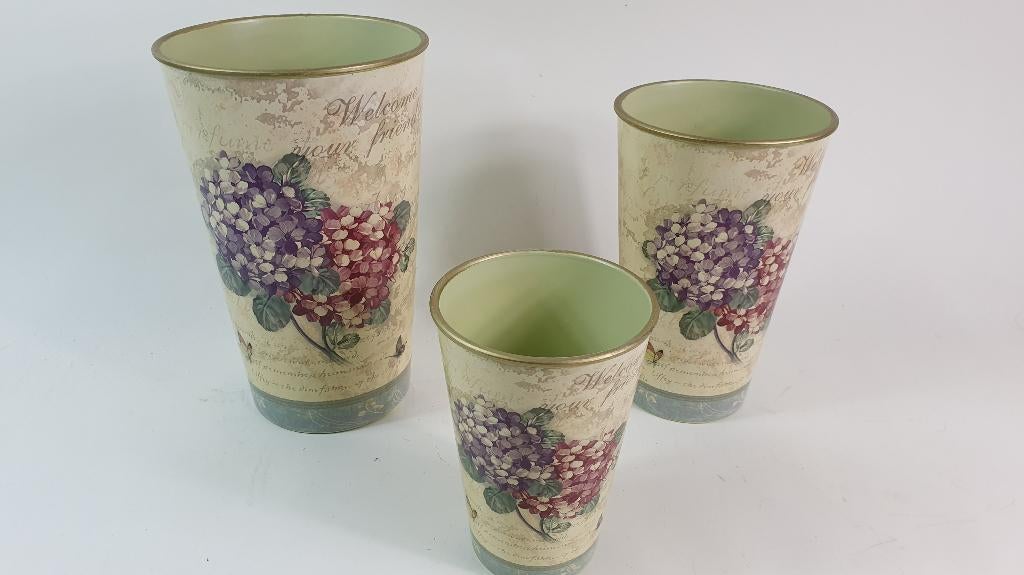 Set van 3 brocante vazen, bloemmotief, plastic. S15, Tweedehands verkoop, Tweedehands verkoop, Gebruikt, Overige kleuren