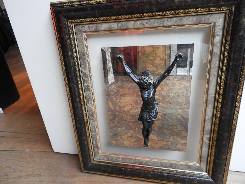 Bronzen beeld Corpus Christi in lijst met spiegel, Ophalen