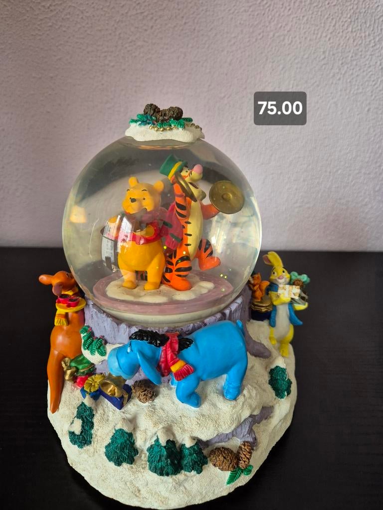 Prachtige kerst snowglobe Winnie en vrienden, Verzamelen, Disney, Ophalen of Verzenden, Winnie de Poeh of vrienden, Zo goed als nieuw