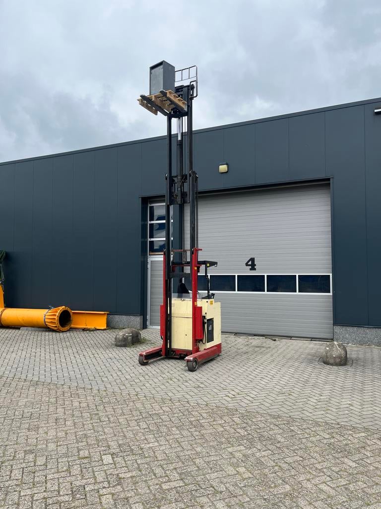 Nyk Reachtruck - Goedwerkende Machine met Lader, Ophalen, Reachtruck